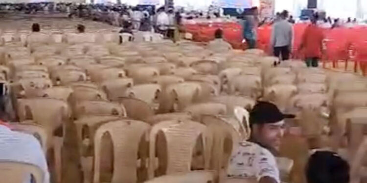 मोदींच्या सभेत रिकाम्या खुर्च्या
