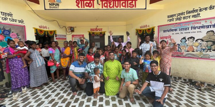 आदिवासींना मिठाई, कपडे वाटप