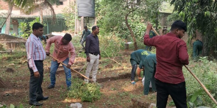 कब्रस्तान परिसरात साफसफाई मोहीम