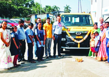 विकलांग विद्यार्थ्यांना स्कुलबस भेट