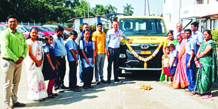 विकलांग विद्यार्थ्यांना स्कुलबस भेट