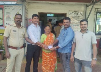 पोलिसांच्या सतर्कतेमुळे दागिन्यांची पिशवी मिळाली