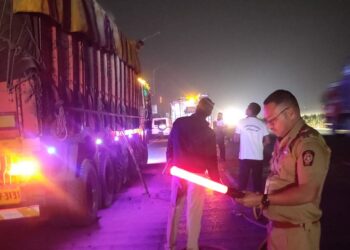 कोळशाने भरलेल्या ट्रकला आग