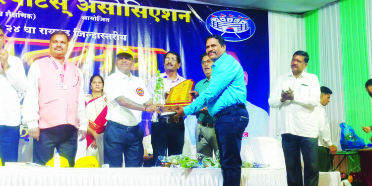 जीवन पाटील यांना द्रोणागिरी भूषण पुरस्कार