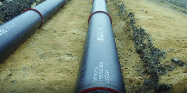 सांडपाणी पाईपलाईन कापण्याचा प्रयत्न