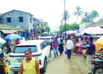 बाजारपेठेला वाहतूक कोंडीचे ग्रहण