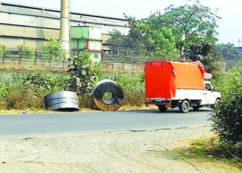 पोलादी कॉईलमुळे अपघाताचा धोका