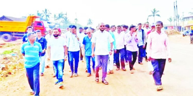 उड्डाणपूल रद्द करण्यासाठी ग्रामस्थ आक्रमक