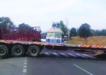 कंटेनर अडकल्याने वाहतूक कोंडी