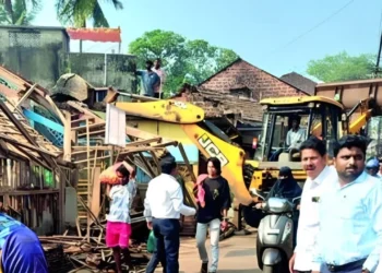 जुने भाजीमार्केट पालिकेने पाडले