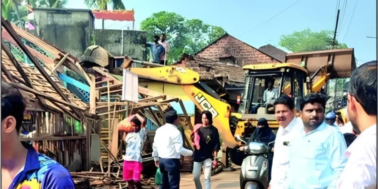 जुने भाजीमार्केट पालिकेने पाडले