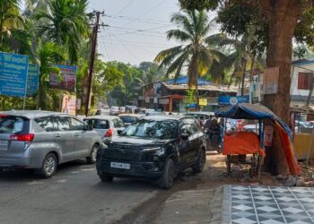 वाहतूक कोंडीने पर्यटकांचे बेहाल