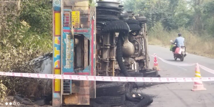 ट्रेलर जळून खाक