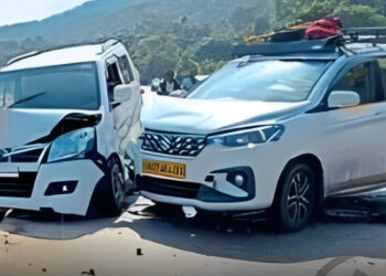 दोन कारची समोरासमोर धडक