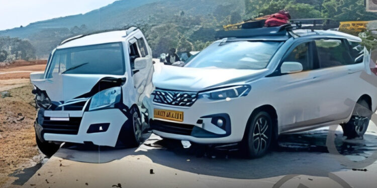 दोन कारची समोरासमोर धडक