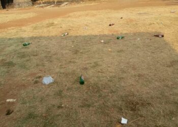 शाळेसमोर दारूच्या बाटल्यांचा खच