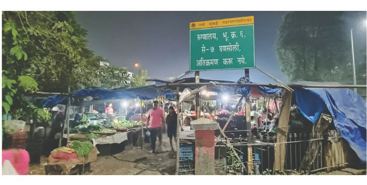 आरक्षित भूखंडावर फेरीवाल्यांचे बस्तान