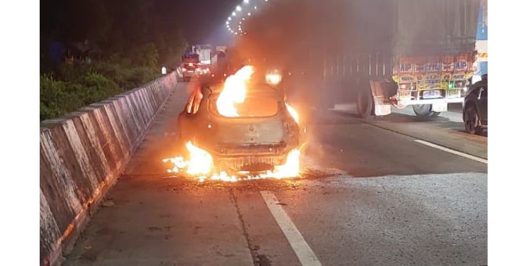 मुंबई-पुणे द्रुतगती मार्गावर कार जळून खाक