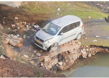 नाल्यात कोसळली कार