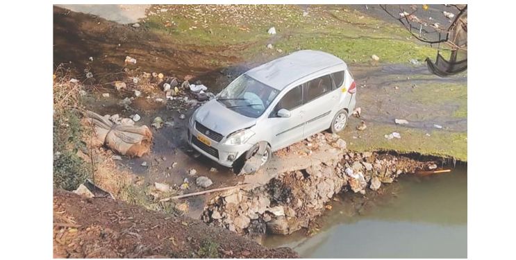 नाल्यात कोसळली कार