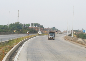 उड्डाणपूल उजळणार पथ दिव्यांनी