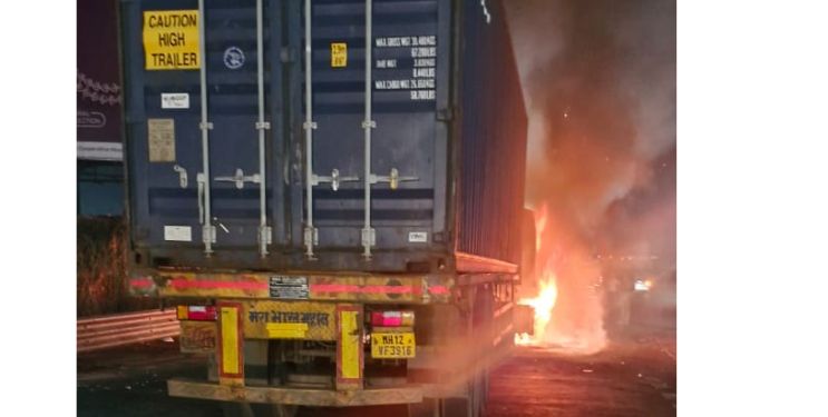 मुंबई-पुणे द्रुतगती मार्गावर शॉर्टसर्किटमुळे ट्रेलरला भीषण आग