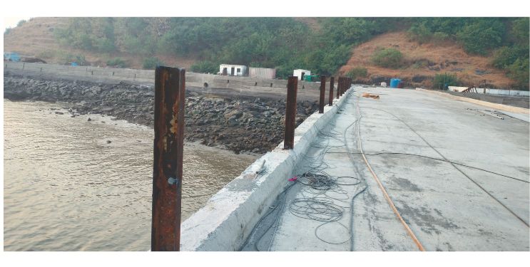खोरा जेटीसाठी गंजलेले लोखंड
