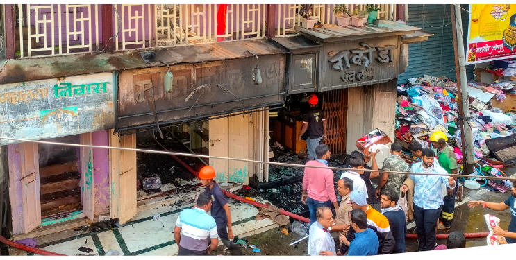 मुरुड बाजारपेठेतील कपड्यांच्या दुकानाला आग