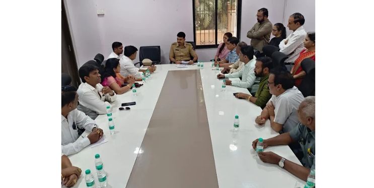 मराठी कुटुंबाच्या मारहाण प्रकरणी राजकीय नेते एकवटले