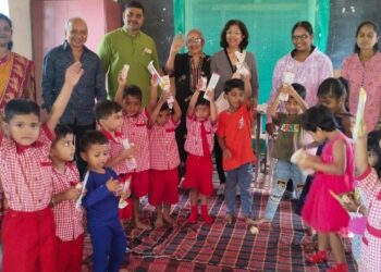 विद्यार्थ्यांना शैक्षणिक साहित्य वाटप