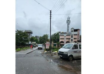 बाजारपेठेतील विजेचे खांब कधी हलविणार?