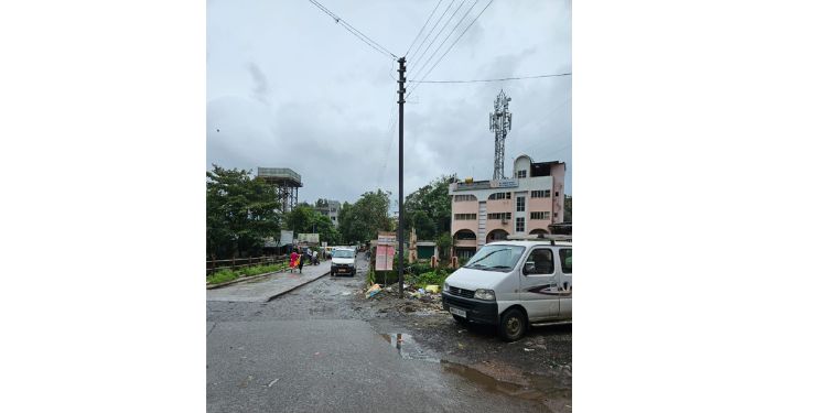 बाजारपेठेतील विजेचे खांब कधी हलविणार?