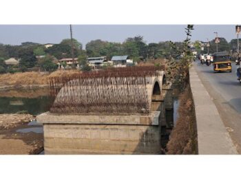 श्रीराम पुलावर वाहतुकीची कोंडी