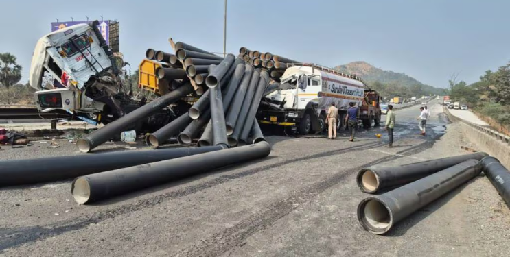 विवळवेढे उड्डाणपुलावर भीषण अपघात