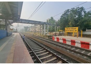 नेरळ स्थानकातील मेन लाईनवर टाकला गर्डर