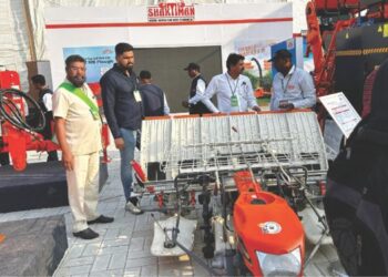 कृषी प्रदर्शनाला पंकज तांबे यांची भेट