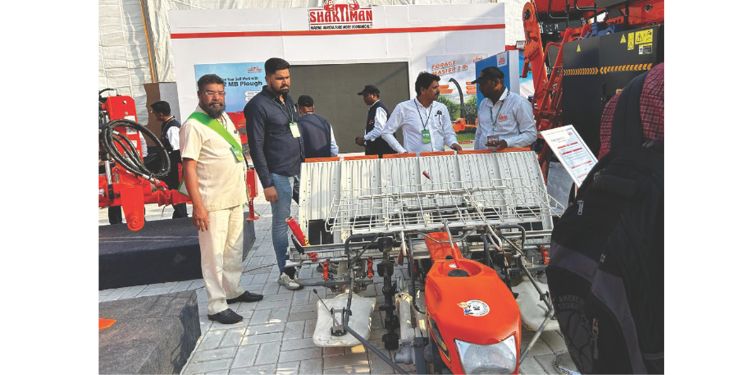 कृषी प्रदर्शनाला पंकज तांबे यांची भेट