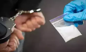 मुंबईतून अंमली पदार्थ आणि शस्त्रांचा साठा जप्त