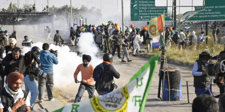 आंदोलक शेतकर्‍यांवर अश्रुधुरांच्या नळकांड्या
