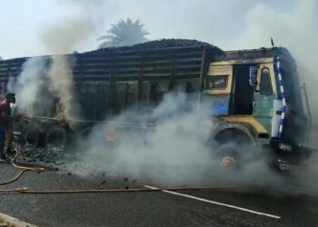 दगडी कोळसावाहू ट्रकला आग