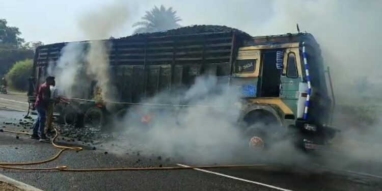 दगडी कोळसावाहू ट्रकला आग