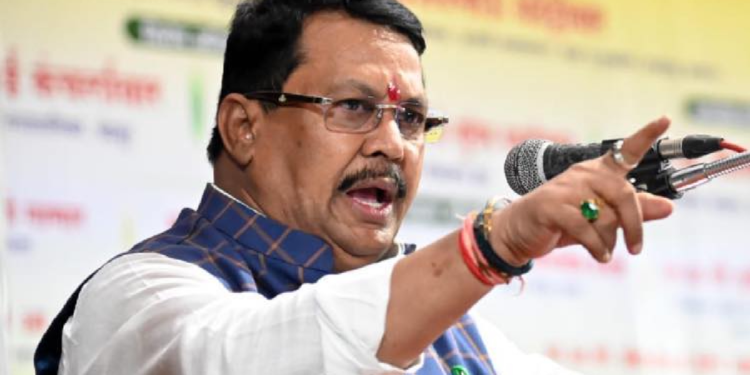 मुंडेंना मंत्रीपदापासून दुर ठेवा- विजय वडेट्टीवार