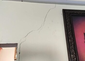 ब्लास्टिंगमुळे माणकीवली ग्रामपंचायत कार्यालयाला तडे