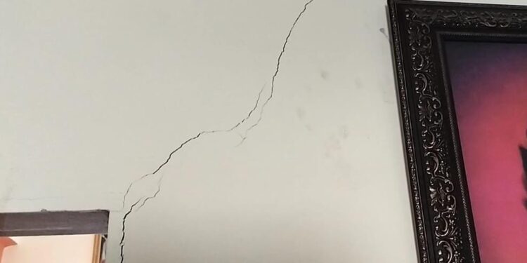 ब्लास्टिंगमुळे माणकीवली ग्रामपंचायत कार्यालयाला तडे