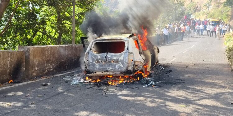 वाहन जळून खाक; अग्निशमन दल पोहोचलेच नाही