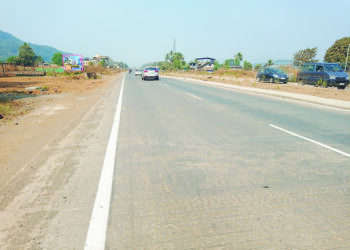 झाडांची लागवड केव्हा होणार; प्रवासी वर्गाची संतप्त प्रतिक्रिया