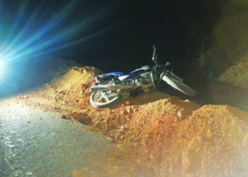 खड्ड्यात पडून दुचाकीस्वार जखमी