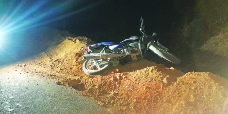 खड्ड्यात पडून दुचाकीस्वार जखमी