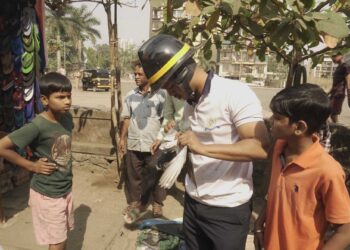 अग्निशमन दलाच्या जवानांनी केली कबुतराची सुटका