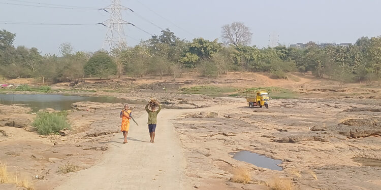 फक्त आश्‍वासनांचा मानिवली पूल